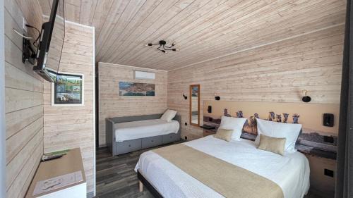 Saintes-Maries-de-la-Mer Hotel | Relaxing Getaway at Hotel Mas des Lys with Ocean Views