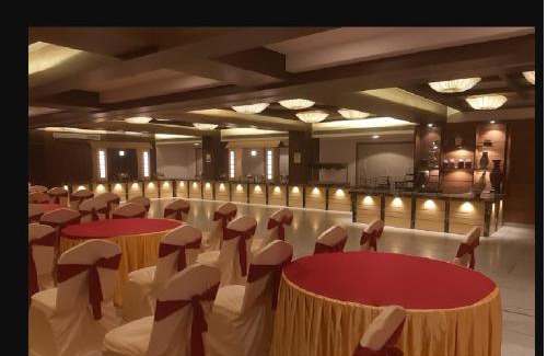 Dombivli East Hotel | Budget-Friendly Retreat at Hotel Mathoshree with Breakfast