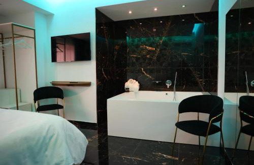 Aversa Hotel | Pet-Friendly Comfort at Hotel Max with Delicious Breakfast