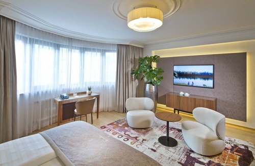Innsbruck City Centre Hotel | Discover Hotel Maximilian Stadthaus Penz: Eco-Friendly Retreat