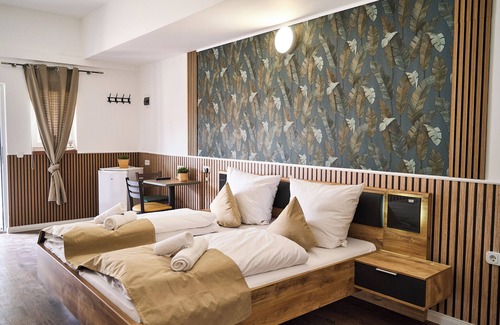 Pinneberg Hotel | Budget-Friendly Hotel Maximo with Breakfast & Family Amenities