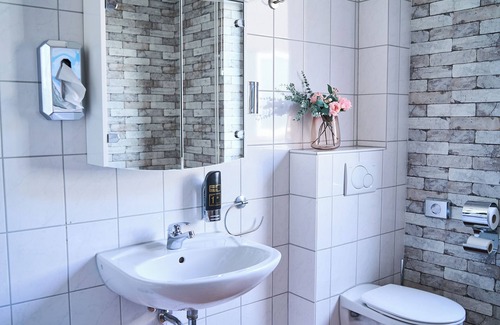 Pinneberg Hotel | Budget-Friendly Hotel Maximo with Breakfast & Family Amenities