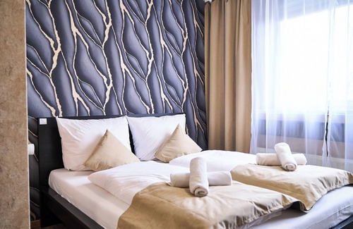 Pinneberg Hotel | Budget-Friendly Hotel Maximo with Breakfast & Family Amenities