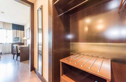 Villa de Vallecas Hotel | Inviting Hotel Mercader: Pet Friendly & Family Amenities