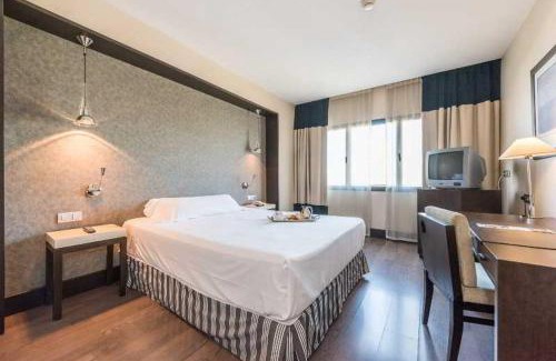Villa de Vallecas Hotel | Inviting Hotel Mercader: Pet Friendly & Family Amenities