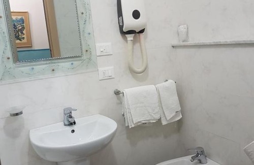Alassio Hotel | Budget-Friendly Hotel Mignon with Pet-Friendly Amenities