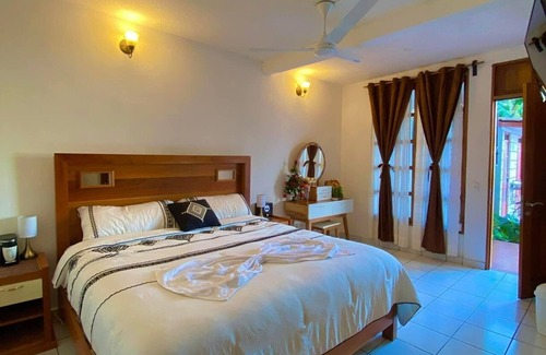 Villa Comaltitlan Hotel | Discover Hotel Milin: Poolside Relaxation with Ocean Views