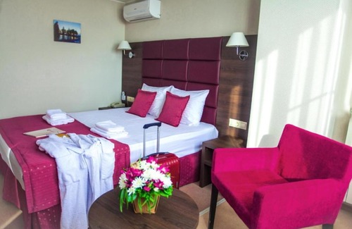 Volzhskiy Hotel | Explore Hotel Milot: 4-Star Stay with Family-Friendly Amenities