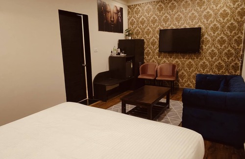 Sultanpur Hotel | Budget-Friendly Stay at Hotel Minitel Inn with Breakfast
