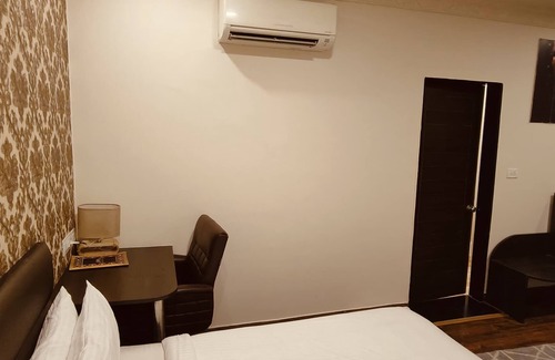 Sultanpur Hotel | Budget-Friendly Stay at Hotel Minitel Inn with Breakfast