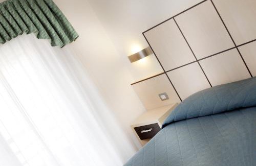 Torbole sul Garda Hotel | Inviting Hotel Miorelli with Oceanfront Pool & Hot Tub