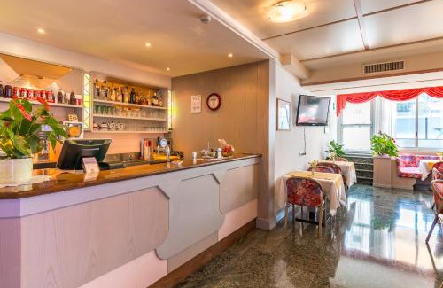 Torbole sul Garda Hotel | Inviting Hotel Miorelli with Oceanfront Pool & Hot Tub