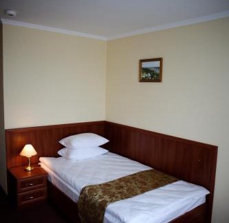 Rivne Hotel | Inviting Hotel Mir: Family-Friendly Dining & Breakfast Awaits