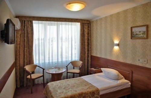 Rivne Hotel | Inviting Hotel Mir: Family-Friendly Dining & Breakfast Awaits