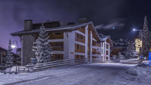 Verbier Hotel | Hotel Mirabeau: Enjoy a Pet-Friendly Getaway with Hot Tub