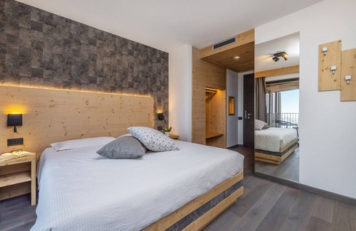San Lorenzo in Banale Hotel | Discover Hotel Miravalle: Poolside Haven for Families
