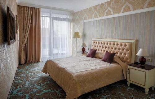 Dzerzhyns'kyi District Hotel | Relax at Hotel Misto SPA & FITNESS with Oceanfront Views