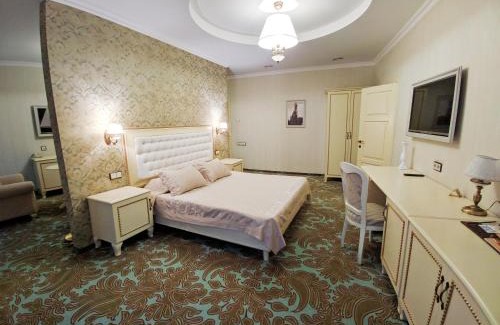 Dzerzhyns'kyi District Hotel | Relax at Hotel Misto SPA & FITNESS with Oceanfront Views