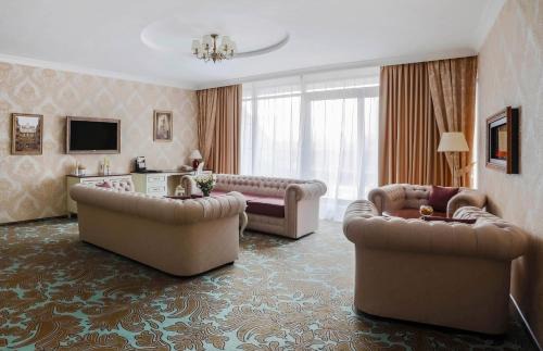 Dzerzhyns'kyi District Hotel | Relax at Hotel Misto SPA & FITNESS with Oceanfront Views