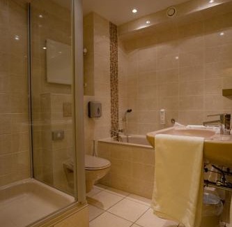 Utrecht Hotel | Comfortable Retreat at Hotel Mitland with Pool & Hot Tub