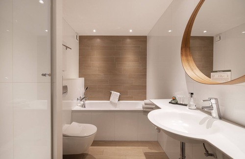 Utrecht Hotel | Relaxing Retreat at Hotel Mitland: 4-Star Comfort Awaits