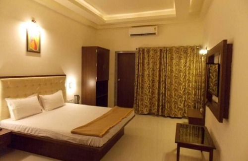 Farrukhabad Hotel | Budget-Friendly Stay at Hotel Mohan Palace with Restaurant