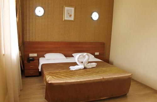 Sormovsky City District Hotel | Cozy Hotel Mona Lisa: Pet-Friendly with Pool & Hot Tub