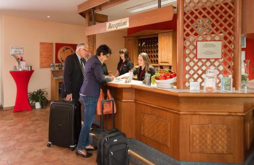 Rhoden House | Discover Hotel Montana: Family-Friendly with Breakfast Included