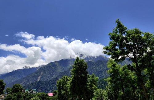 Sangla Hotel | Welcoming Hotel Mount Kailash: Family-Friendly with Dining