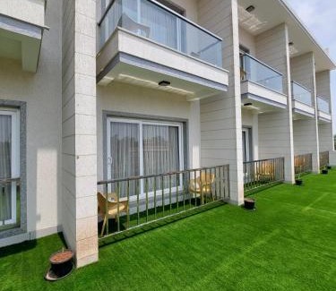 Mathura Hotel | Discover Hotel Mukut Mani: 4-Star Stay with Cozy Amenities