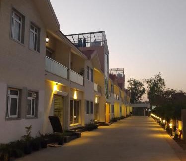 Mathura Hotel | Discover Hotel Mukut Mani: 4-Star Stay with Cozy Amenities
