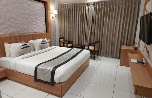 Mathura Hotel | Discover Hotel Mukut Mani: 4-Star Stay with Cozy Amenities