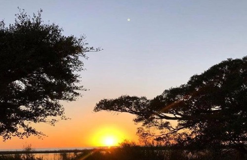 Sao Lourenco do Sul Hotel | Discover Hotel Muralha: Family-Friendly Retreat Awaits