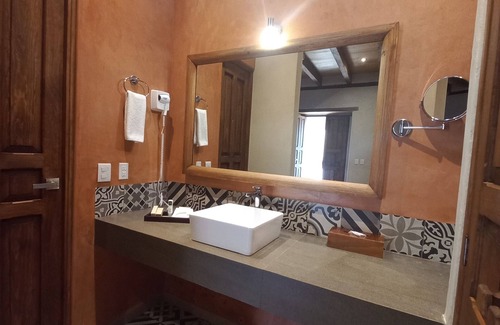 De Mexicanos Hotel | Hotel Junvay: Family-Friendly Getaway with Pool & Spa