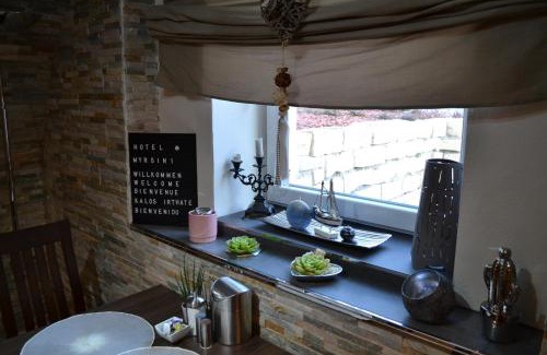 Kirchentellinsfurt Hotel | Pet-Friendly Hotel Myrsini with Breakfast and Dining Options