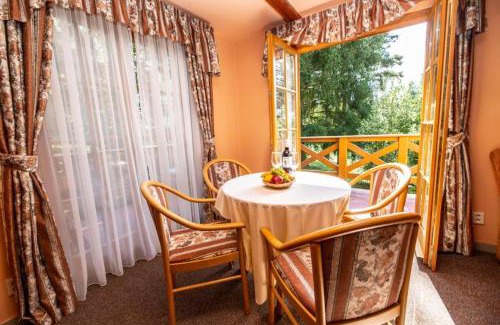 Karlovy Dvory Hotel | Pet-Friendly Getaway at Hotel na Jezeře with Dining Options