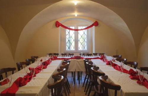 Sedlice Hotel | Pet-Friendly Stay at Hotel Na Velké hospodě – 8/10 Rated
