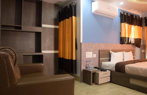 Berhampore Hotel | Discover Hotel Nandini: Family-Friendly with Breakfast Included