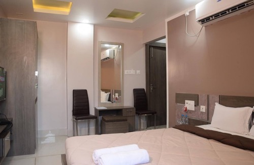 Berhampore Hotel | Discover Hotel Nandini: Family-Friendly with Breakfast Included