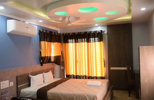 Berhampore Hotel | Discover Hotel Nandini: Family-Friendly with Breakfast Included