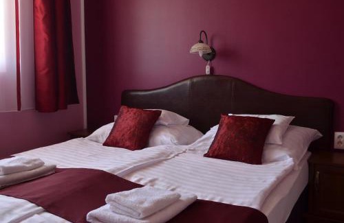 Balatonmariafurdo Hotel | Discover Comfort at Hotel Napsugár with Hot Tub & Breakfast