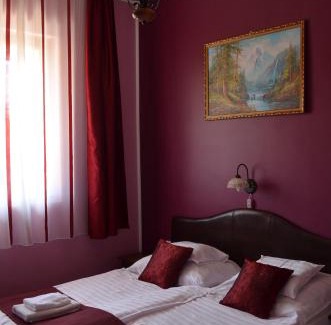 Balatonmariafurdo Hotel | Discover Comfort at Hotel Napsugár with Hot Tub & Breakfast