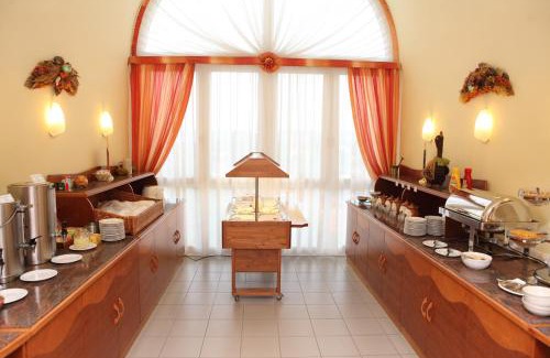 Heviz Apartment | Discover Hotel Napsugar: Pet-Friendly with Breakfast & Hot Tub