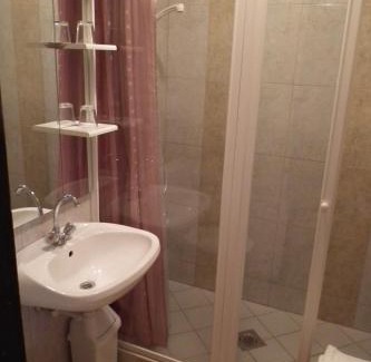 Heviz Apartment | Discover Hotel Napsugar: Pet-Friendly with Breakfast & Hot Tub