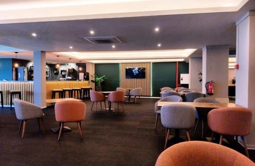 Vila Real Santo Antonio Hotel | Relax at Hotel Navegadores: Pool, Beach & Spa Awaits