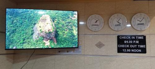 Irampaikkulam Hotel | Discover Nelly Star Hotel: Family-Friendly with Pool & Dining