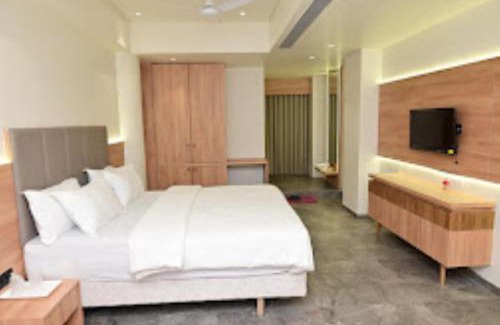 Vallabh Vidhyanagar Hotel | Welcoming Hotel Neptune Palace in Anand with Breakfast