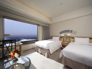 Makuhari Hotel | Discover Hotel New Otani Makuhari: 5-Star Retreat with Pool