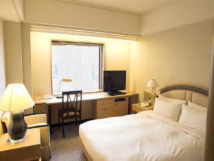 Makuhari Hotel | Discover Hotel New Otani Makuhari: 5-Star Retreat with Pool