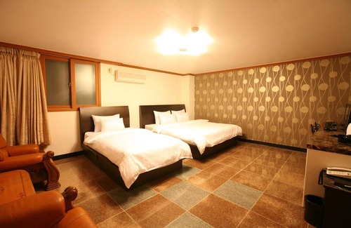 Namyeong-dong Hotel | Eco-Friendly Hotel New World: Family and Kitchen Amenities